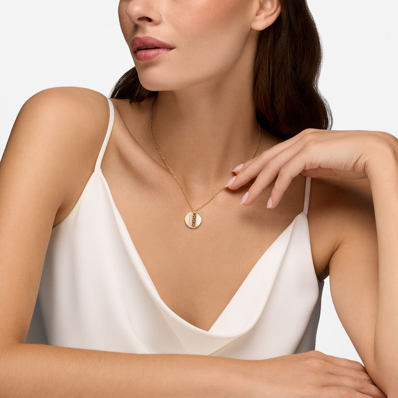 Birks Dare to Dream pendant featuring a luminous mother-of-pearl circle accented with diamonds image number 1